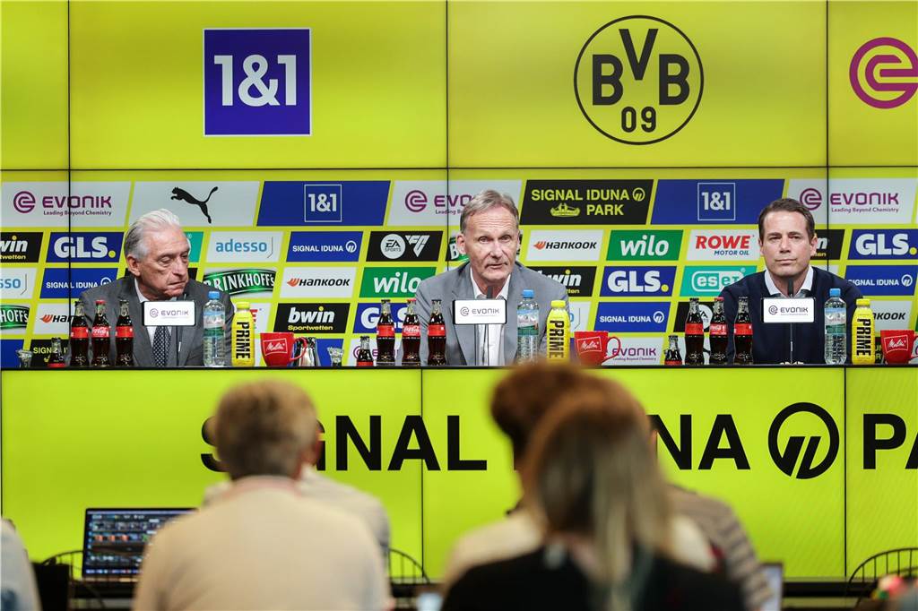 BVB präsentiert Lars Ricken als neuen Geschäftsführer Sport: Live-Ticker aus dem Signal Iduna Park Reinhold Lunow, Hans-Joachim Watzke und Lars Ricken sitzen auf einem Podium.