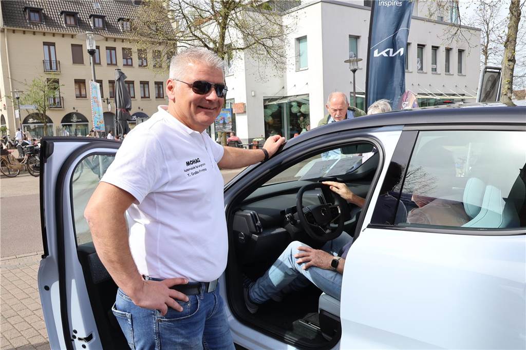 Dorsten is(s)t mobil: Perfekte Bedingungen sorgten für volle Innenstadt Reinsetzen und ausprobieren war das Motto an den Ständen der zahlreichen Autohäuser, die bei Dorsten is(s)t mobil ihre Fahrzeuge präsentierten.