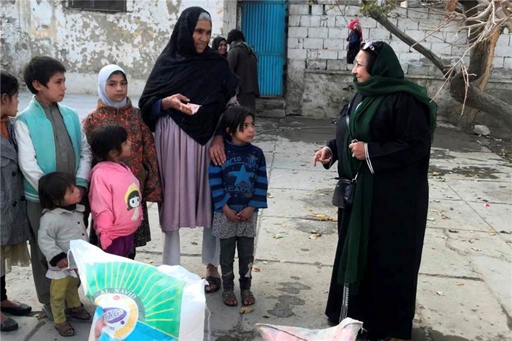 Halternerin Latifa Saljuki zurück aus Afghanistan: Tränen und Freude Reis, Mehl und Öl vor allem brachte Latifa Saljuki zu den Familien, auch ein Waisenhaus unterstützte sie.