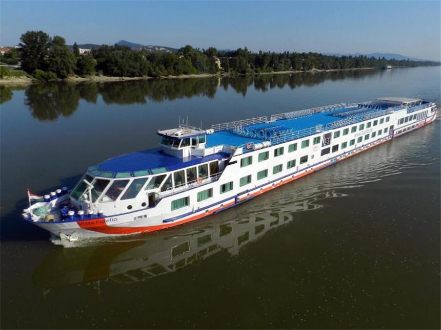 Eine Flusskreuzfahrt auf der Donau Reisen auf Flusskreuzfahrtschiffen - hier die "MS Vista Fidelio" - werden immer beliebter. Vor allem Rhein und Donau liegen in der Gunst ganz weit oben. Foto: 1AVista Reisen GmbH/dpa
