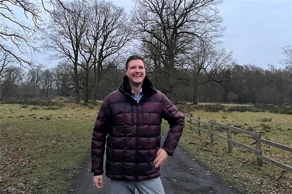 Sebastian Loest ist FDP-Bundestagskandidat: „Leistung muss sich lohnen“ Sebastian Loest steht auf einem Parkweg.