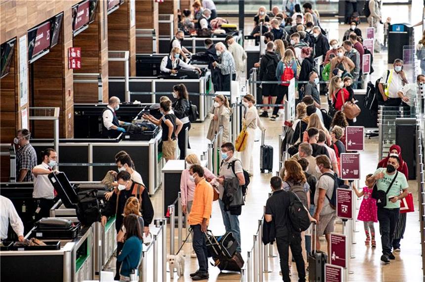 Trotz Delta-Variante: Reisebeschränkungen für Portugal und Großbritannien gelockert Reisende stehen am Flughafen am Security Check. Deutschland lockert die wegen der Verbreitung besonders ansteckender Corona-Varianten verhängten Einreisebeschränkungen unter anderem für Portugal und Großbritannien.