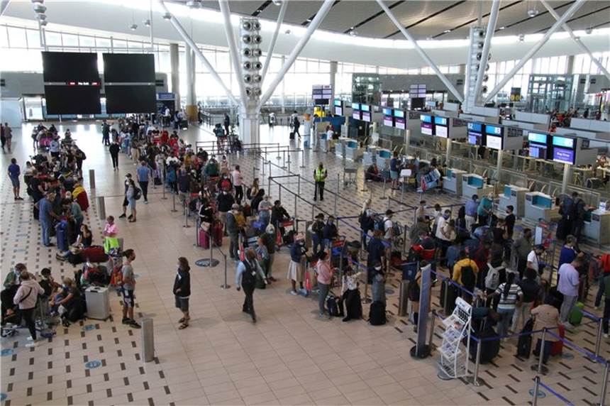 Corona-Variante Omikron in Deutschland angekommen Reisende stehen am Flughafen in Kapstadt in langen Schlangen an den wenigen Schaltern an, die überhaupt noch offen sind.