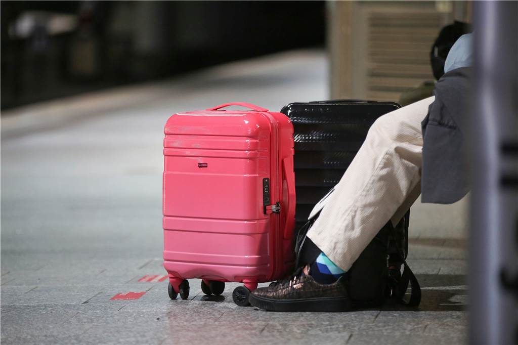 Bahn-Streik in NRW: So lief der Mittwoch im Regionalverkehr für Pendler Reisende warten im Hauptbahnhof während des Streiks der Lokführergewerkschaft GDL auf ihren Zug.