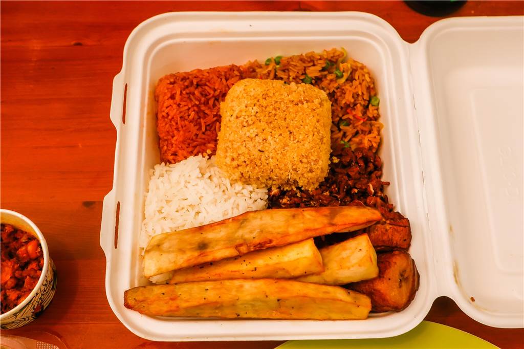 Ein neues Restaurant bietet ghanaische Küche an - Wie schmeckt’s? Reissorten, Yamwurzeln, Kochbananen und der geriebene Maniok kommen in einer -Box.