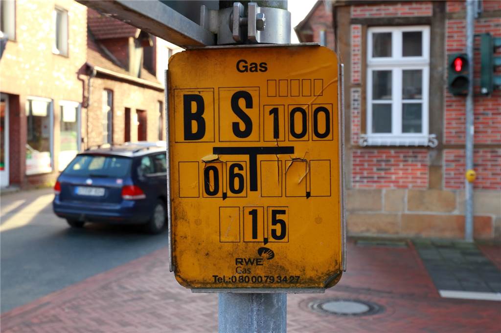 Blau, rot und gelb: Jeder kennt die kleinen Schilder, aber was bedeuten sie? Reißt ein Bagger versehentlich eine Gasleitung an, dann ist schnelles Handeln gefragt. Die gelben Schilder helfen.