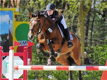 Reitlehrerin Tanja Schemmick startet für den gastgebenden Reitverein Ottenstein-Hörsteloe.