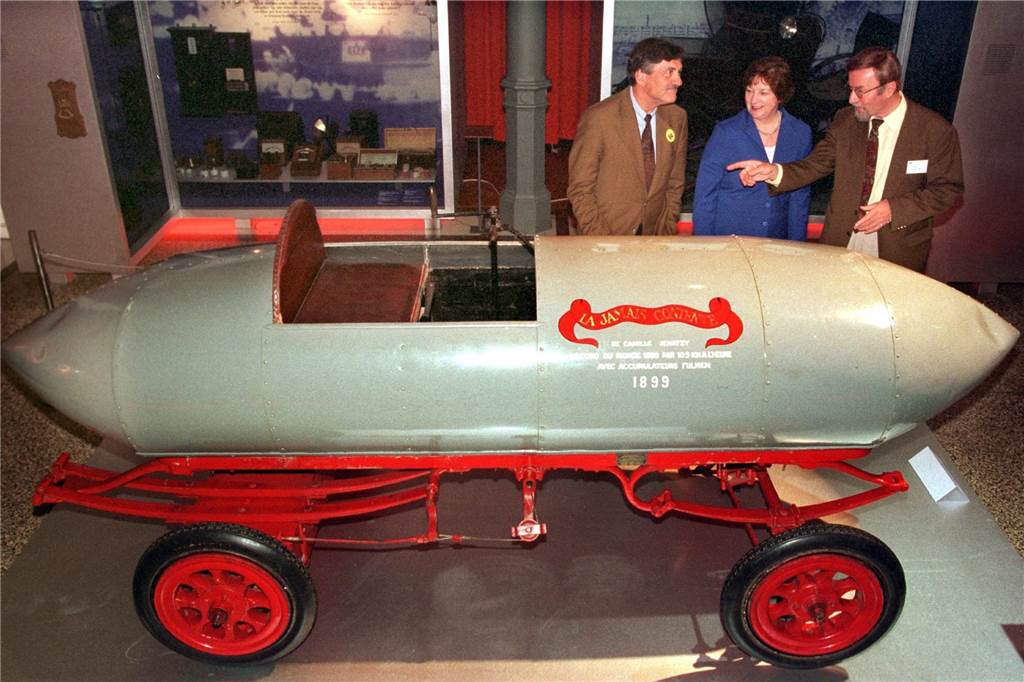 140 Jahre sauber in Bewegung – die Geschichte des E-Autos Im Museum steht das zigarrenförmige Elektroauto "La Jamais Contente" (die niemals Zufriedene) von 1899.
