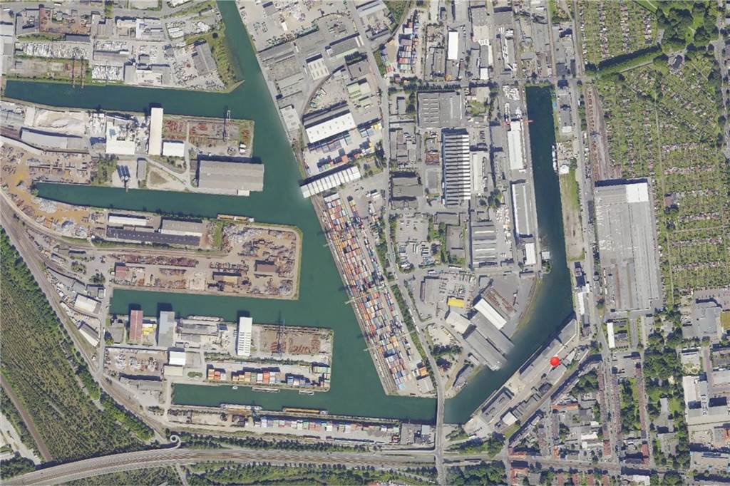 Rekordverdächtig: Im Dortmunder Binnenhafen befinden sich zwei der größten und modernsten Service-Center von Thyssenkrupp in Deutschland: am unteren Bildrand nur zu erahnen, Dortmund sei ein "weltweit nahezu einzigartiger Logistikstandort für Edelstahl und NE-Metalle", so das Unternehmen.  Auf einer Fläche, die mehr als 32 Fußballfelder umfasst, werden dort rund 20.000 Tonnen Edelstahl und NE-Metalle gelagert, gleich neben dem Edelstahl-Service-Center (ESC). Das Luftbild entstand 2020.