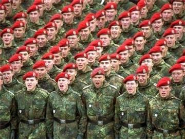 Rekruten beim Gelöbnis: Der Wehrdienst soll auf sechs Monate verkürzt werden.