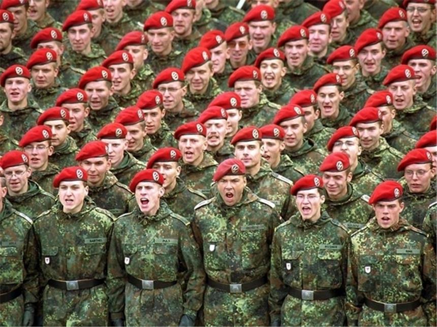 Wehrdienst soll verkürzt werden Rekruten beim Gelöbnis: Der Wehrdienst soll auf sechs Monate verkürzt werden.