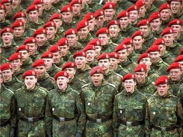 Rekruten beim Gelöbnis: Der Wehrdienst soll auf sechs Monate verkürzt werden.