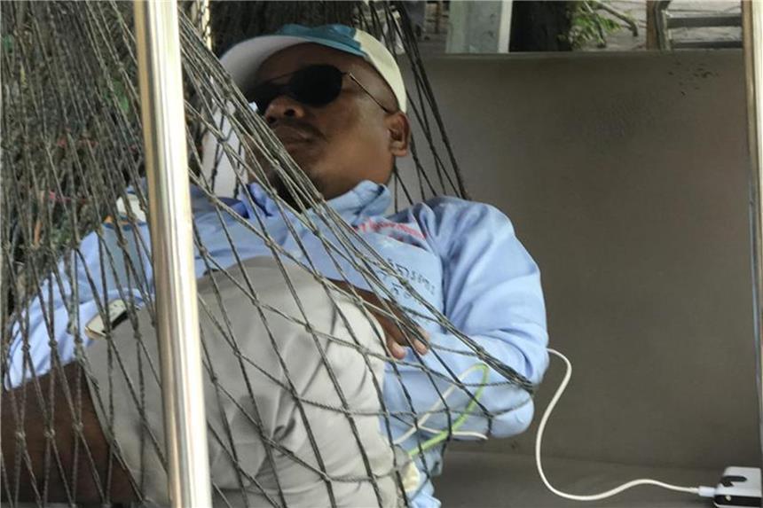 Feiertags-Weltmeister: Kambodscha hat 28 Tage pro Jahr frei Relativ entspannt wartet der Fahrer eines Motorrad-Taxis in Phnom Penh auf Kundschaft. Foto: Christoph Sator