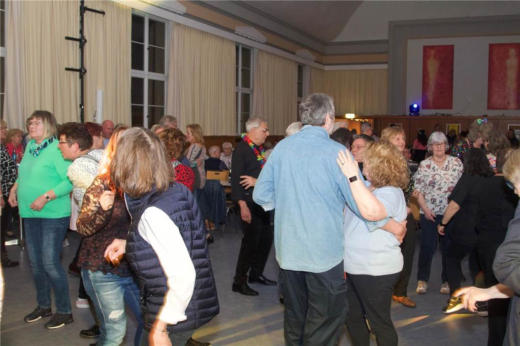 Remember your feelings hieß es am 18.3.2023 im Saalbau Mengede. Zu Disco-Beats feierten rund 350 Menschen wie früher.