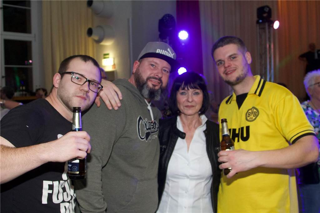 Remember your feelings hieß es am 18.3.2023 im Saalbau Mengede. Zu Disco-Beats feierten rund 350 Menschen wie früher.