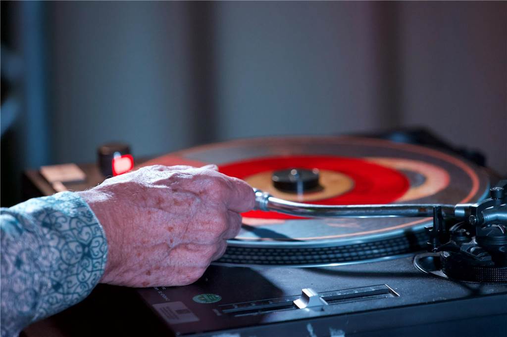 Remember your feelings hieß es am 18.3.2023 im Saalbau Mengede. Zu Disco-Beats feierten rund 350 Menschen wie früher.