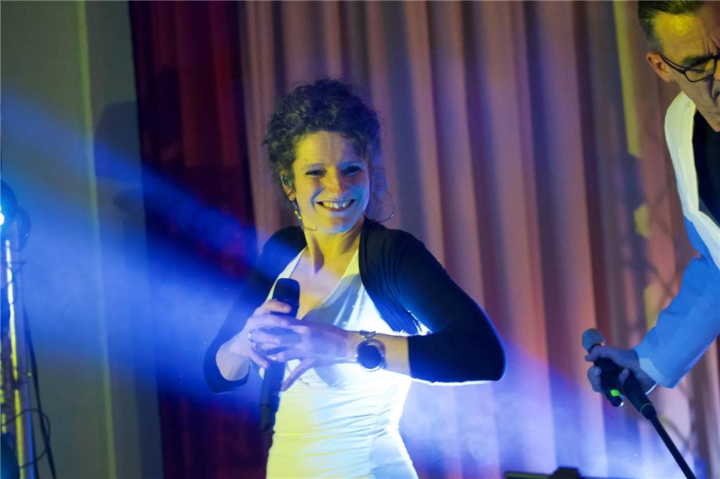Remember your feelings hieß es am 18.3.2023 im Saalbau Mengede. Zu Disco-Beats feierten rund 350 Menschen wie früher.