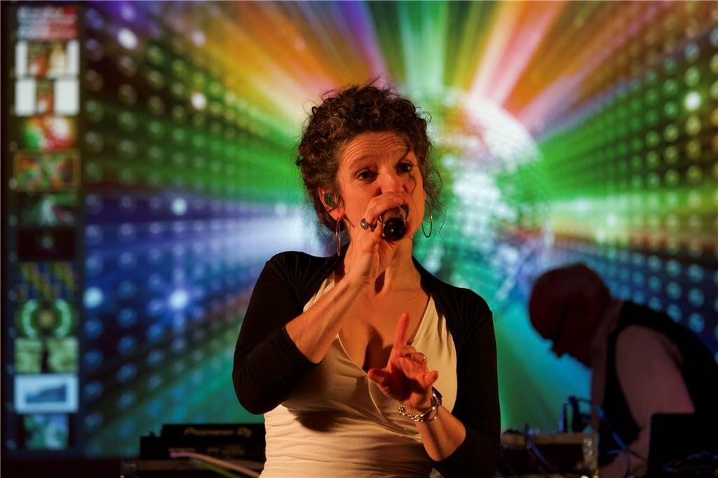 Remember your feelings hieß es am 18.3.2023 im Saalbau Mengede. Zu Disco-Beats feierten rund 350 Menschen wie früher.