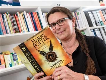 Renate Herre, Geschäftsführerin des Carlsen Verlags, hält "Harry Potter und das verwunschene Kind" in den Händen. Foto: Markus Scholz