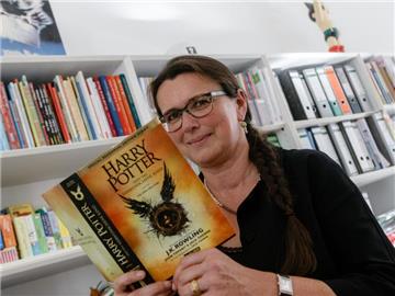 Renate Herre, Geschäftsführerin des Carlsen Verlags, mit dem neuen Harry-Potter-Buch. Foto: Markus Scholz