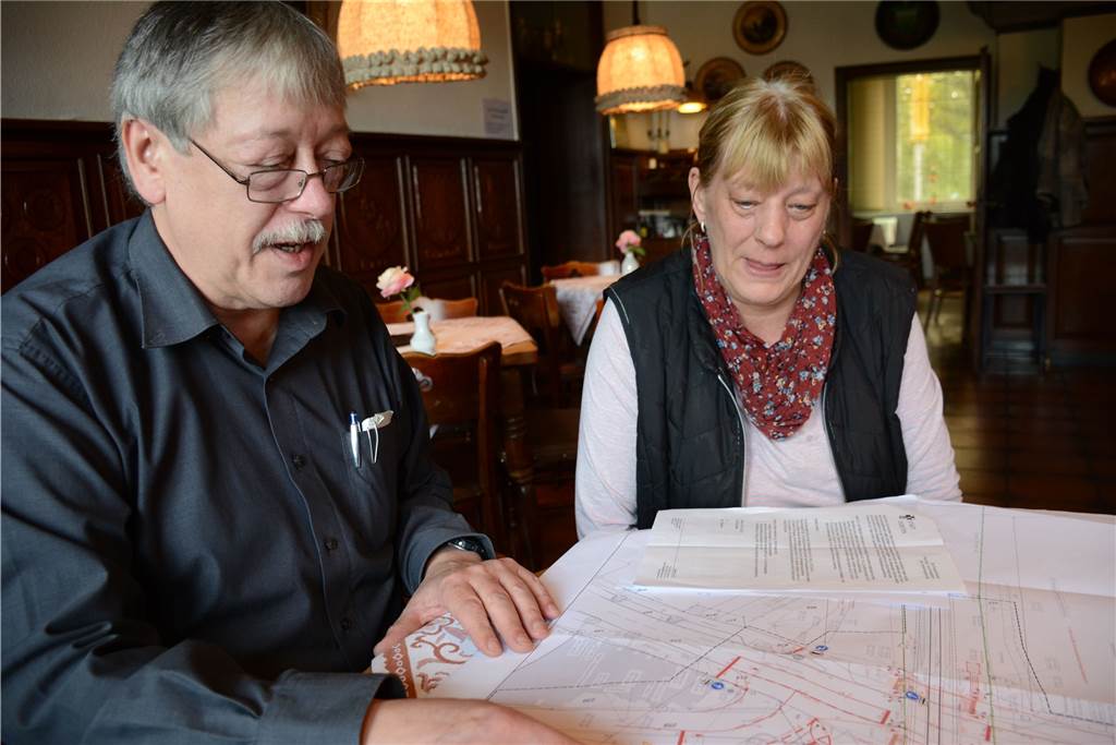 Bahnübergang an der B58: Wie die Bahn dem Hotel Humbert entgegenkommen will Renate und Bernd Humbert brüten über den Plänen der Deutschen Bahn für den Bahnübergang vor der Tür ihres Traditionshotels.
