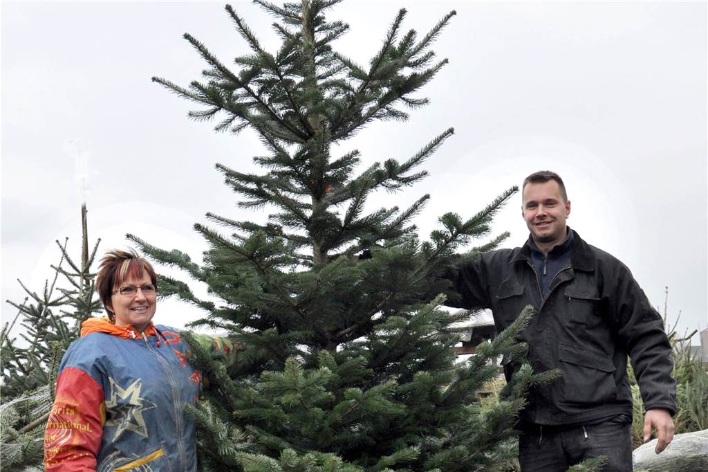 Tipps von Profis: Wie bleiben Weihnachtsbäume bis Weihnachten schön? Renate und Jens Althoff aus Selm verkaufen seit 20 Jahren Weihnachtsbäume.