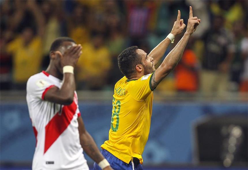 Horst Heldt: "Augusto-Transfer ist vom Tisch" Renato Augusto (r.) wird nicht zum FC Schalke 04 wechseln.