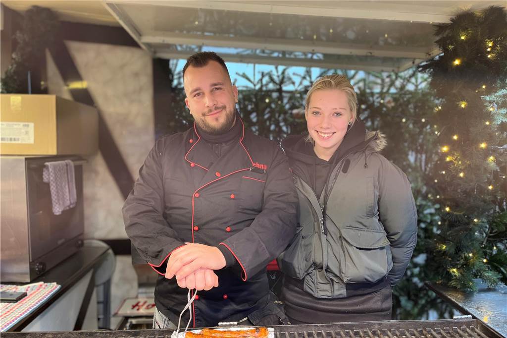 Dortmunder Weihnachtsmarkt wird teurer: Das kosten Essen und Attraktionen Renato Schneider im Bratwurststand auf dem Dortmunder Weihnachtsmarkt.
