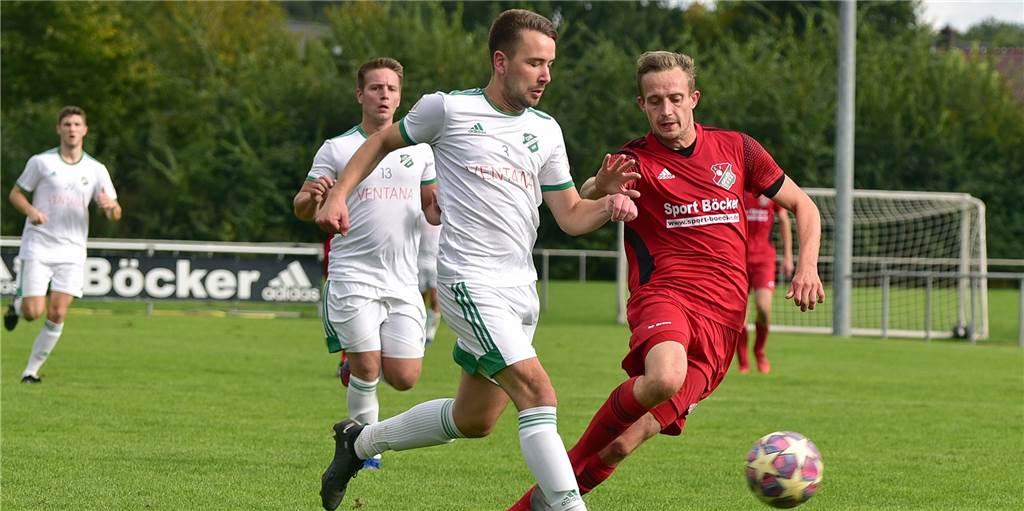 Sportfreunde Graes landen ersten Sieg Rene Beuting (vorn, GW Lünten) klärt vor dem Graeser Angreifer Malte Albers.