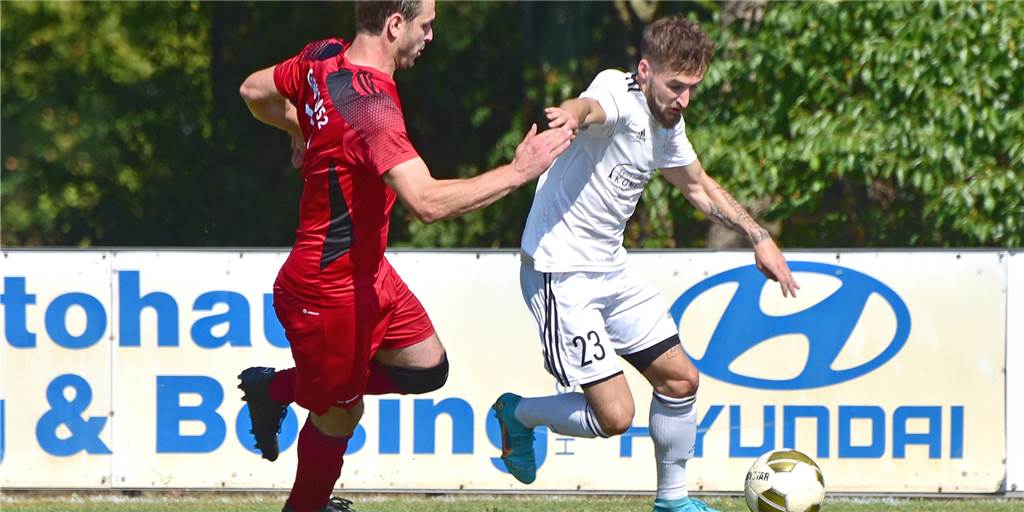 Keeper Tim Plate sichert SF Graes einen Punkt beim FC Vreden Rene Feldmann (l., SF Graes) im Laufduell mit dem Vredener Einwechselspieler Alex Kentscheschaov.