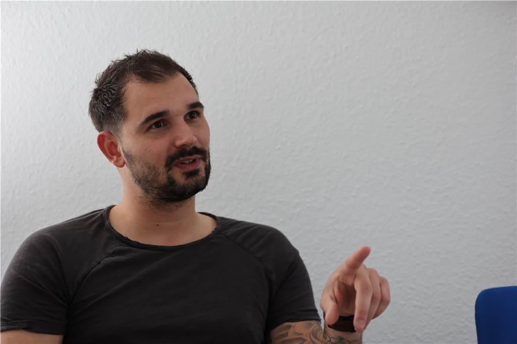 René Harder gestikuliert leicht in einem Interview.