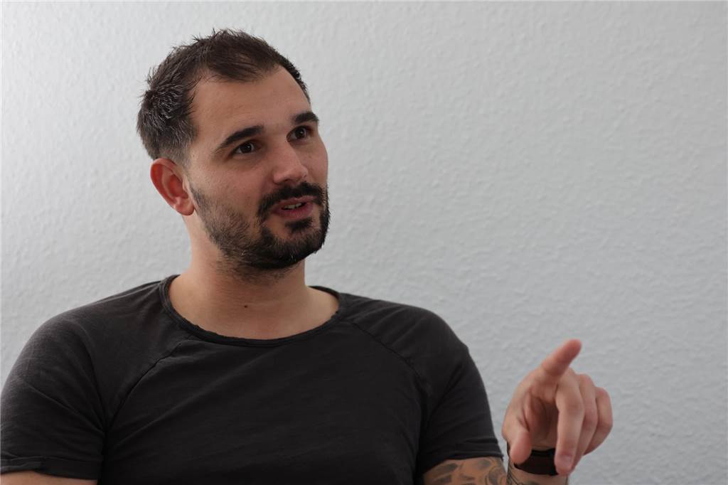Vor dem Bruder-Duell auf der Trainerbank René Harder schaut in die Kamera