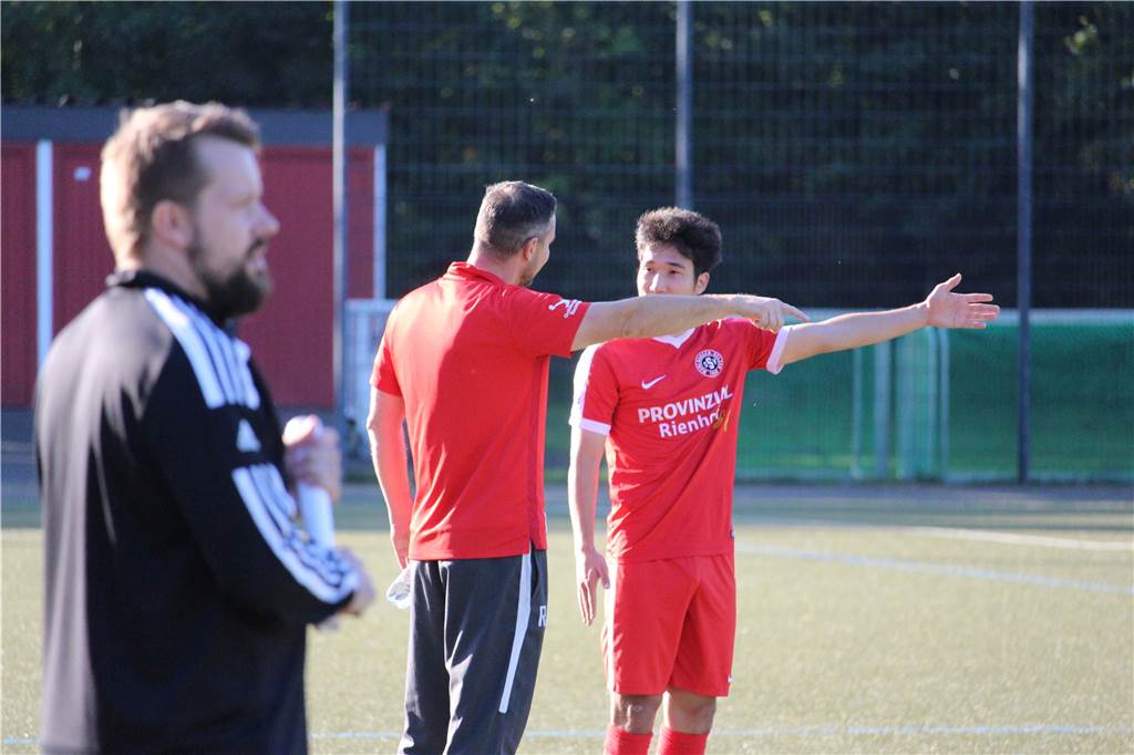 Neuer Sportchef: Lotsen Sie Spieler vom SSV Mühlhausen zum Königsborner SV, René Johannes? René Johannes' Sohn Christopher Simon (r.) wechselte in der Winterpause vom SSV Mühlhausen zum Königsborner SV. Wenige Monate später wurde Johannes hier zum Sportlichen Leiter ernannt.