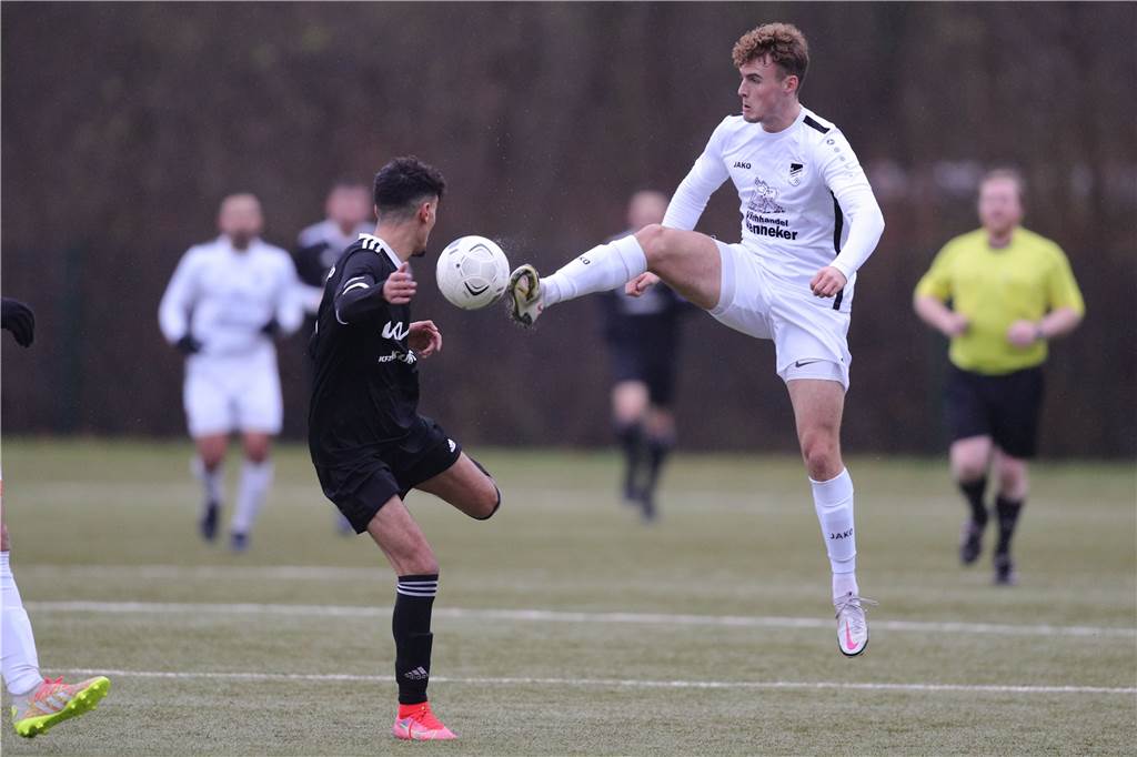 Neues Traumduo beim FC Nordkirchen? Plötzlich glänzt ein anderer Außenspieler als in der Hinrunde Rene Nemitz (r.) traf gegen den TuS Eichlinghofen selbst und bereitete ein Tor vor.