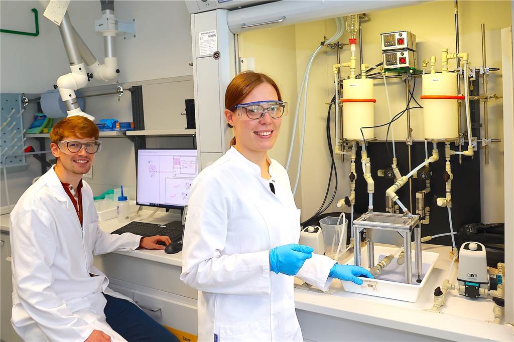 Rene Tuxhorn (li.) und Isabelle Kroner gehören zu den elf Beschäftigten des jungen Dortmunder Unternehmens. Sie arbeiten im Labor der WEW GmbH an alkalischen Wasser-Elektrolyseuren.