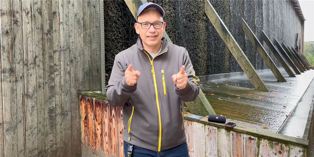 Mit Ohrwurm-Gefahr: Werner präsentiert im Video neuen Sim-Jü-Song Reneé Bieder zeigt in die Kamera