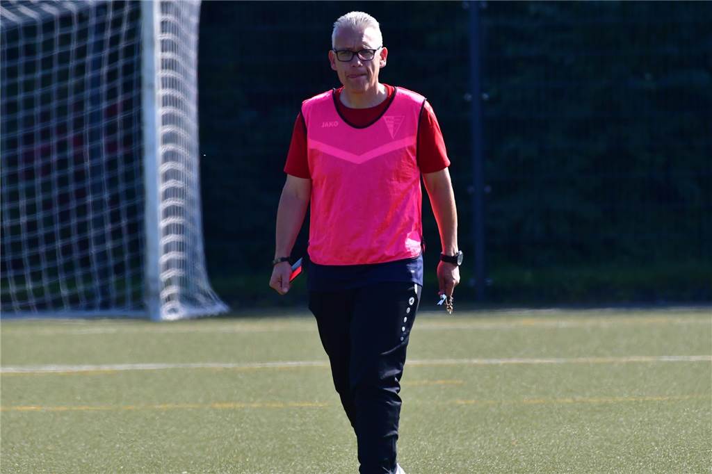 Frauen-Mannschaft tritt zurück: „Der Untergang des Frauenfußballs“ beim Werner SC Renee Bieder mit Leibchen auf dem Kunstrasen.