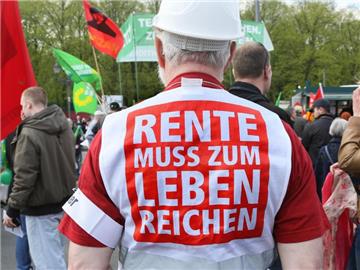 "Rente muss zum Leben reichen" steht auf dem Rücken eines Demonstranten, der in Berlin an einer Kundgebung des Deutschen Gewerkschaftsbundes DGB teilnimmt. Foto: Stephanie Pilick