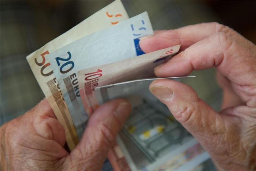 Die Renten in Deutschland steigen Rentner haben bald mehr Geld zu Verfügung. Im Osten steigen die Bezüge um 3,4, im Westen um 3,2, Prozent. Foto: Marijan Murat