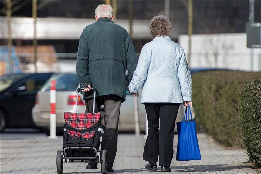 Was die Rentenerhöhung bringt, und wie es weitergeht Rentner können sich freuen: Ihre Bezüge steigen. Foto: Silas Stein/Symbolbild
