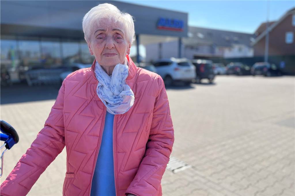 Kassenbon aus 2018 nachgekauft: Discounter-Preise steigen immer weiter Doris Schneppat steht auf dem Parkplatz bei Aldi in Haltern.