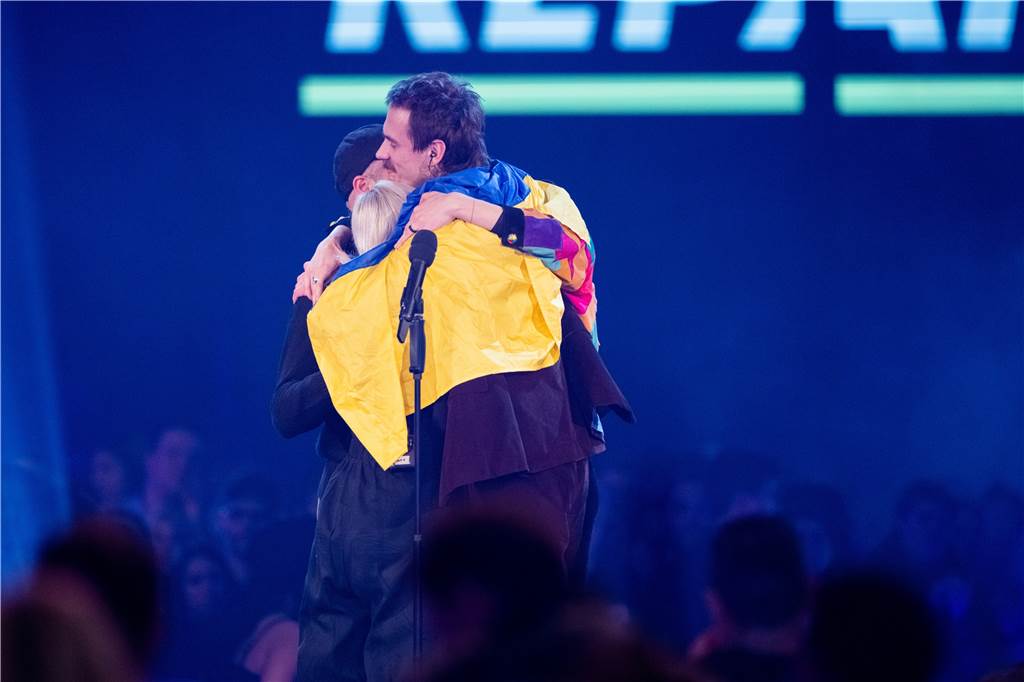 Repair Together aus der Ukraine freuen sich über den Preis in der Kategorie "Sonderpreis" bei der Verleihung der 1Live Krone in der Jahrhunderthalle.