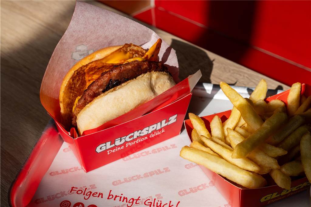 Top-Qualität oder nur Social-Media-Hype? Wir testen die Burger von „Glückspilz“ am Hauptbahnhof Ansicht eines Burgers auf einem Tisch bei "Glückspilz" in Recklinghausen.