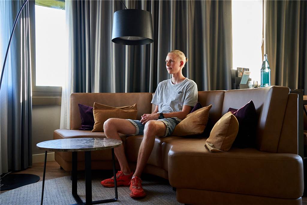 Reporter Joscha Westerkamp sitzt im Wohnzimmerbereich der Suite.
