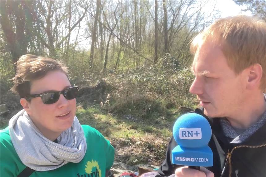 Reporter Matthias Stachelhaus im Gespräch mit Tessa Schächter, einer der Organisatorinnen der Müll-Sammelaktion in Lünen.