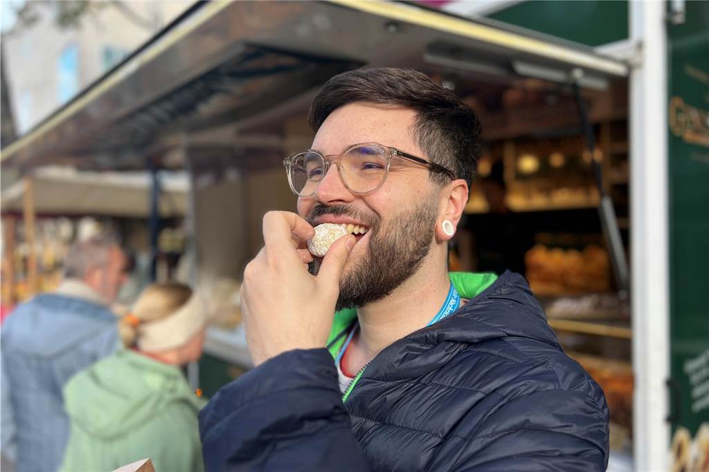 Kulinarische Highlights auf dem Hansemarkt: Fünf Gerichte im Test Reporter Nico Keßeboom mit dem veganen Mandelgebäck von "GenussKult La Dolce Vita" auf Dortmunds Hansemarkt.