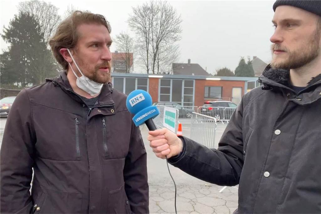 Ansturm zum Start auf Dortmunds ersten Impf-Drive-In Reporter Robin Albers (re.) im Gespräch mit Organisator Nils Linke