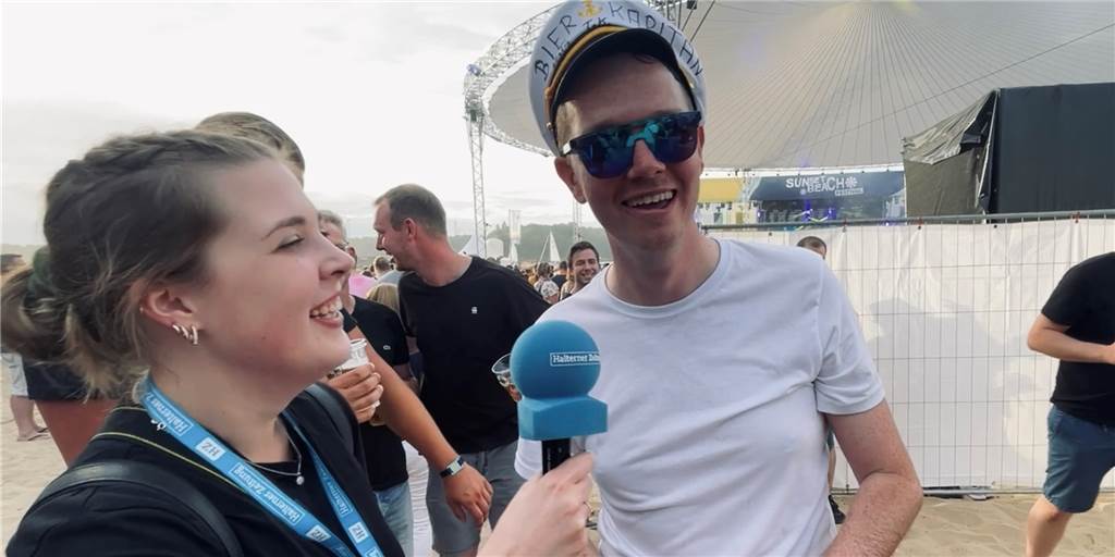 Reporterin Anne Schiebener im Gespräch mit Festivalbesuchern am Halterner Seebad.