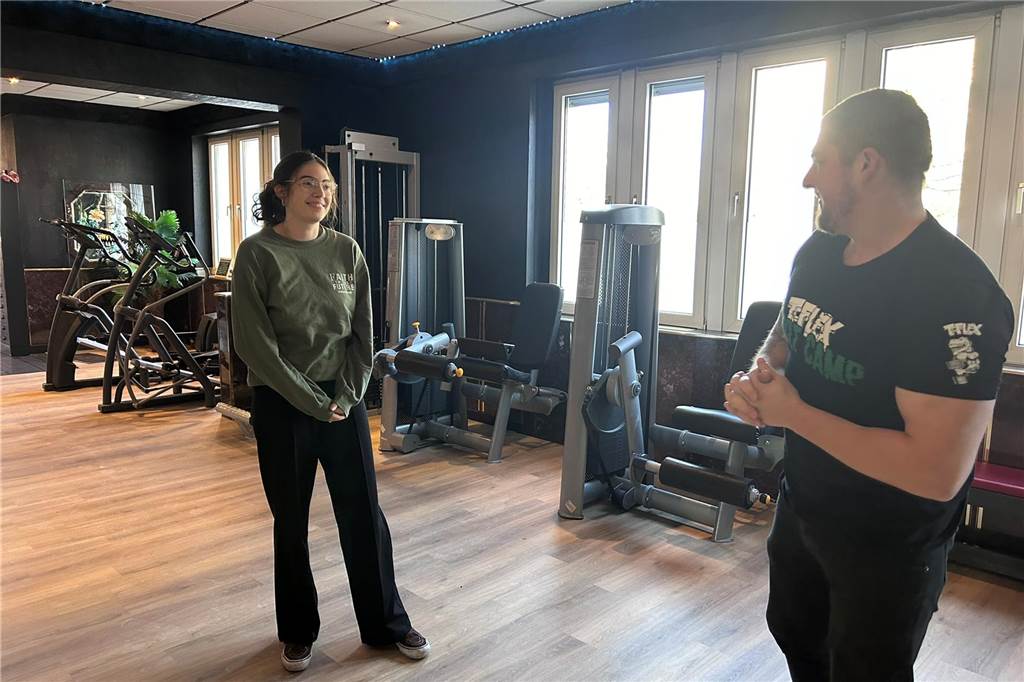 Fitnessstudio mit Personaltraining eröffnet in Lünen Reporterin Elisa Goltz hat ein zehnminütiges Bootcamp-Training bei Malte Ströhlein ausprobiert – die Anstrengung stand ihr ins Gesicht geschrieben.