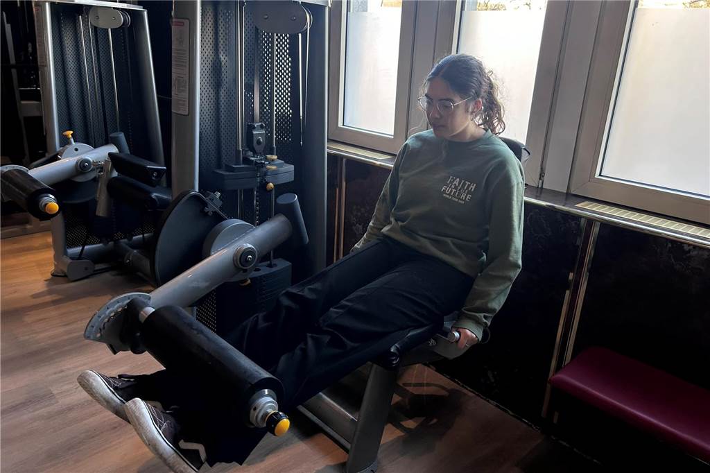 Reporterin Elisa Goltz hat ein zehnminütiges Bootcamp-Training bei Malte Ströhlein ausprobiert – die Anstrengung stand ihr ins Gesicht geschrieben.